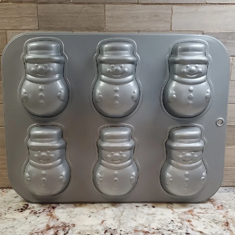 Non-Stick Snowman Cakelet Pan